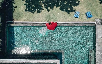 Les avantages et inconvénients d&rsquo;une piscine à débordement par rapport à une piscine traditionnelle 