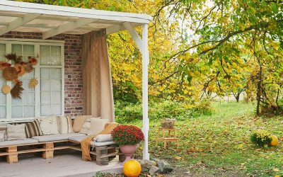 Aménager son extérieur en automne : Conseils pour une maison accueillante