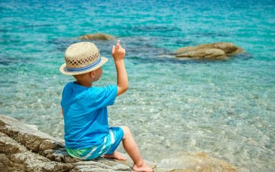 Assurer la sécurité des enfants en bord de mer : conseils essentiels pour des vacances sereines